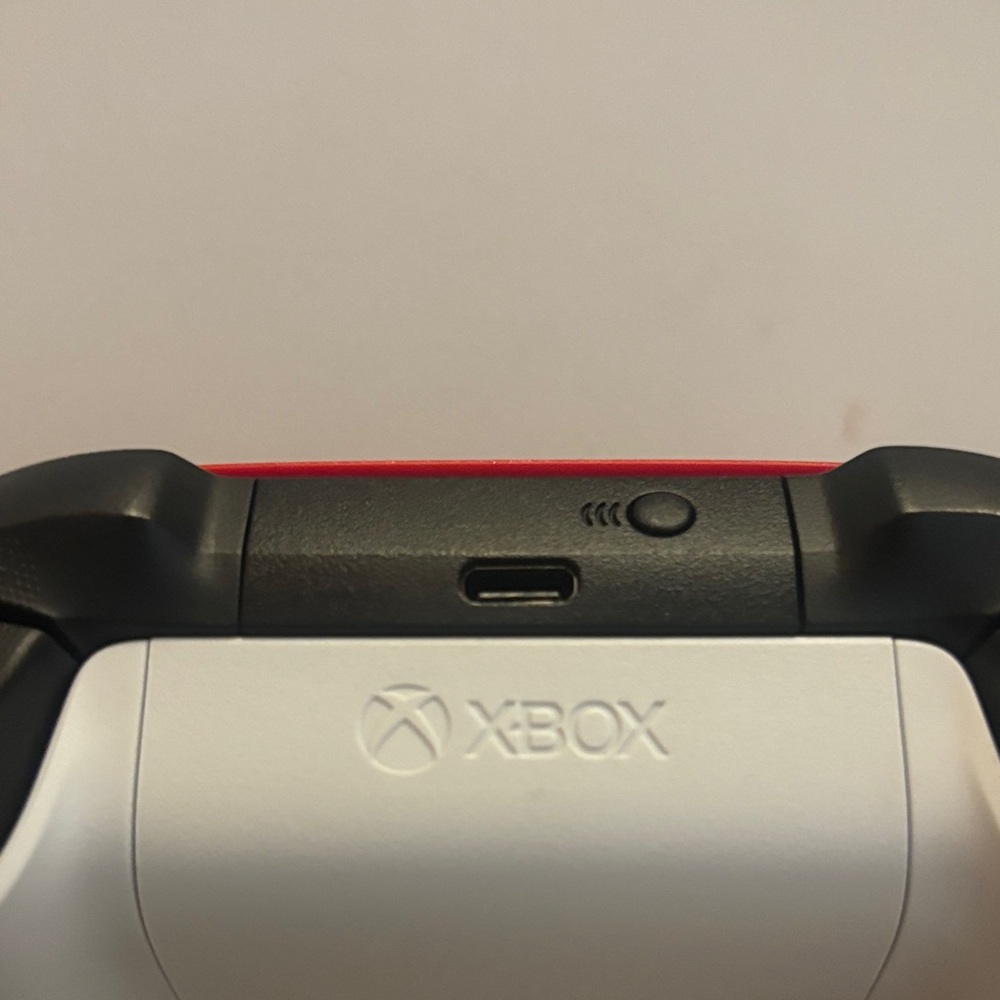 Xbox Wireless Controller - Bold Red - Picture 2 of 4